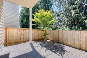 une clôture avec un arbre devant une maison dans l'établissement xx Quieter Villa, à Everett