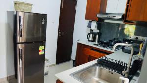 Kitchen o kitchenette sa Coco Nest Colombo Sri Lanka