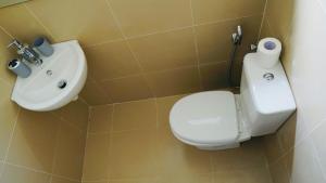 Bathroom sa Coco Nest Colombo Sri Lanka