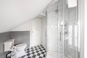 een badkamer met een toilet en een glazen douche bij Aldwark Attic is 4 min to The Shambles with Free Wifi in York