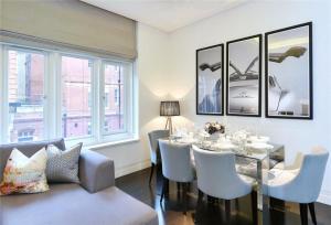 a dining room with a table and chairs at PARK LANE LARGE LUXURY SLEEPS 6 in London
