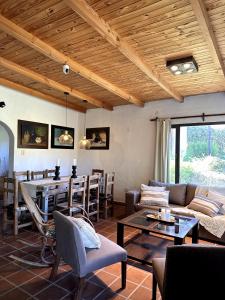 een woonkamer met een bank en een tafel bij Casa Los Membrillos in Tafí del Valle