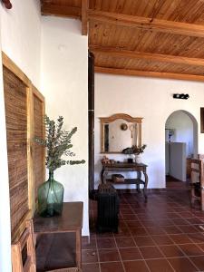 een woonkamer met een tafel en een spiegel bij Casa Los Membrillos in Tafí del Valle