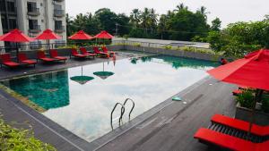 Swimming pool sa o malapit sa Coco Nest Colombo Sri Lanka