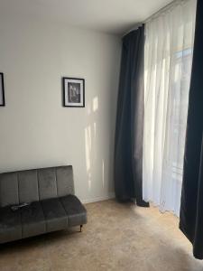 uma sala de estar com um sofá e uma janela em Apartment in Stadtzentrum Oelsnitz em Oelsnitz