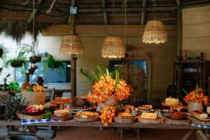 a table filled with lots of different types of food at Rancho das Estrelas in Carolina