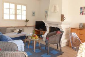 a living room with a couch and a fireplace at Ravissante maison traditionnelle bretonne, proche Ria d'Etel in Belz
