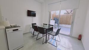 een keuken met een tafel en stoelen en een raam bij STAY Elysian House in Limassol