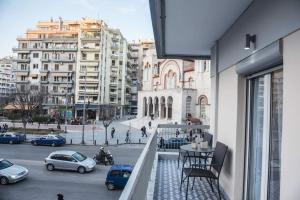 uma varanda com vista para uma rua da cidade com carros em Petit 2 em Tessalônica