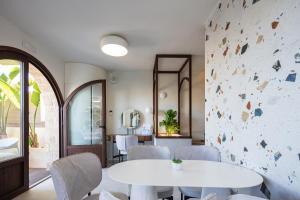 ein Esszimmer mit einem weißen Tisch und Stühlen in der Unterkunft Villa Nayana in Balíon