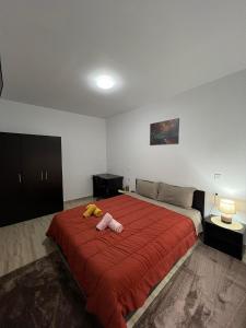 um quarto com uma cama grande com dois bichos de peluche em Bakopoulos Resort Ένα όμορφο και ήσυχο διαμέρισμα στα Τρίκαλα em Trikala
