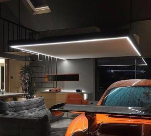 ein Wohnzimmer mit einem Auto in einem Zimmer in der Unterkunft Luxury Guest House in Woodstock