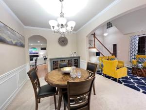 Un comedor y una sala de estar con mesa y sillas. en EV2-GRACE VILLA-Many BRs and loft, en Everett