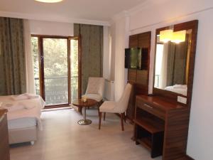 イスタンブールにあるCity Houseのベッドと鏡が備わるホテルルーム