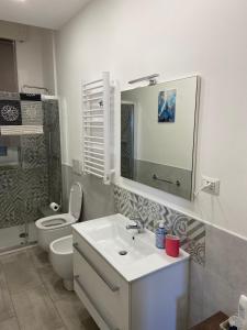 Baño blanco con aseo y lavamanos en casa Nenne appartamento con due camere da letto, en Lavagna