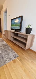 TV a/nebo společenská místnost v ubytování Portovaradin