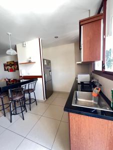 cocina con fregadero y encimera en Torre Isos en Cochabamba