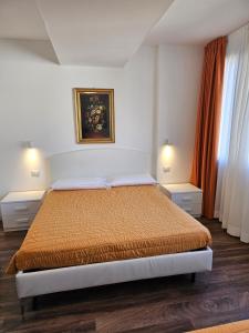 a bed in a bedroom with two night stands and two lamps at Victoria Royal Garden in Como