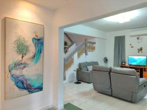 sala de estar con sofá y TV en SS Ipoh Comfort Homestay - For Families and Groups en Ipoh