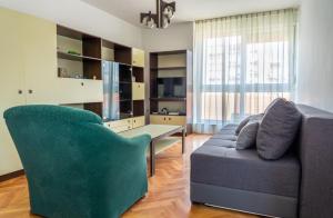 sala de estar con sofá y mesa en Apartment Marijana en Split