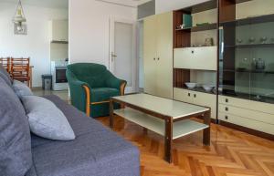 sala de estar con sofá y mesa de centro en Apartment Marijana en Split