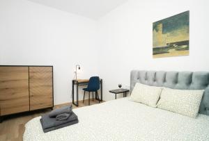 1 dormitorio con 1 cama y escritorio con silla en Central Station Apartment No4, en Kaunas
