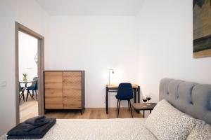 1 dormitorio con cama, mesa y escritorio en Central Station Apartment No4, en Kaunas