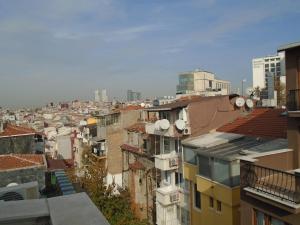 vistas a una ciudad con edificios en City House en Estambul