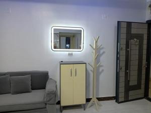 een woonkamer met een bank en een spiegel bij HOUME FOR RENT in Sharm El Sheikh