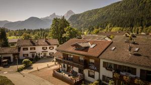 une vue aérienne sur une ville avec des montagnes en arrière-plan dans l'établissement Haus Wieser Ferienwohnung Wieser Nr 1, à Bischofswiesen