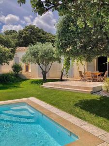 Πισίνα στο ή κοντά στο Villa de charme avec piscine 5 min d'Avignon