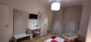 - une chambre avec un lit, un bureau et une chaise dans l'établissement Pollino guest house, à Castrovillari