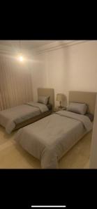 Una cama o camas en una habitación de Luxury 2 bedrooms apartment jardin de carthage