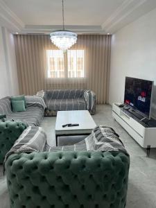 sala de estar con sofá y TV en Luxury 2 bedrooms apartment jardin de carthage en Túnez