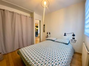 um quarto com uma cama num quarto com uma janela em La Pause de Mérimée - T2 - Parking - Jardin em Vannes