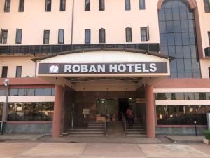 埃努古的住宿－Roban Hotels Limited，带有阅读罗兰酒店标志的建筑