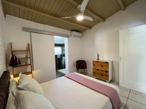 1 dormitorio con 1 cama y vestidor en Villa La Belle Creole 4 étoiles, en Saint-François