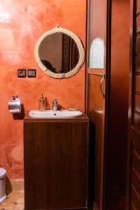 uma casa de banho com um lavatório e um espelho em Riaad Hamad em Fez