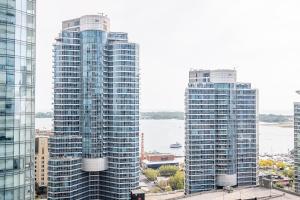 vista su due edifici alti in una città di GLOBALSTAY. Amazing Downtown Apartments a Toronto
