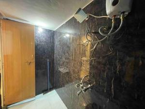 una doccia in bagno con parete nera di Independent 1 Bhk- koregaon park near Osho. a Pune