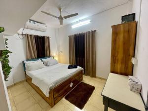una camera con letto e ventilatore a soffitto di Independent 1 Bhk- koregaon park near Osho. a Pune