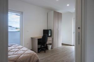 - une chambre avec un bureau, un ordinateur et une chaise dans l'établissement ANSIRO Apartment - Luxury Home, à Scisciano
