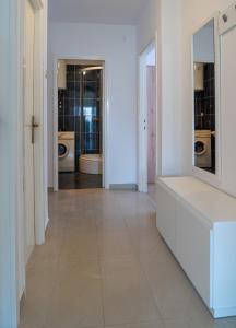 pasillo de un baño con paredes blancas y suelo de baldosa en Apartment Marijana en Split