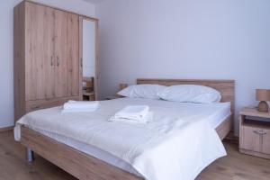 1 dormitorio con 1 cama con 2 toallas en Apartment Marijana en Split