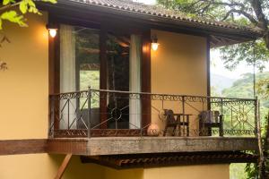 - un balcon offrant une vue sur les montagnes dans l'établissement Pousada Terra Crua, à Visconde de Mauá