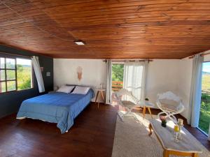 1 dormitorio con cama y techo de madera en Mahatma x habitación en Tacuarembó