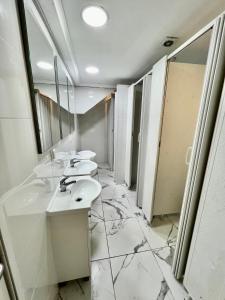 La salle de bains est pourvue de 3 lavabos et d'un miroir. dans l'établissement Double Bedroom near Beach with Private terrace 3rd floor No Lift Room 9, à Oeiras