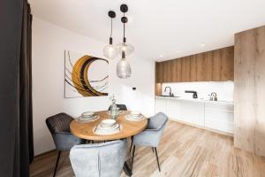 cocina y comedor con mesa de madera y sillas en Horem Dolem Apartmán en Cerny Dul