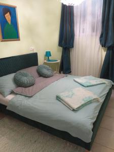 Un dormitorio con una cama con almohadas encima. en Apartment Stepanjan, en Bled
