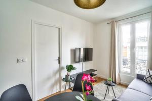 sala de estar con sofá y ventana en Splendid apartment for 2 people en Aubervilliers